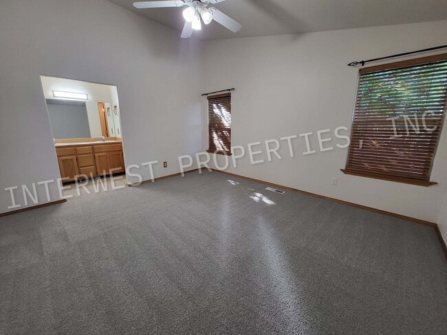 Building Photo - Spacious 3Bd Ba Ranch Style Home With A/C,...