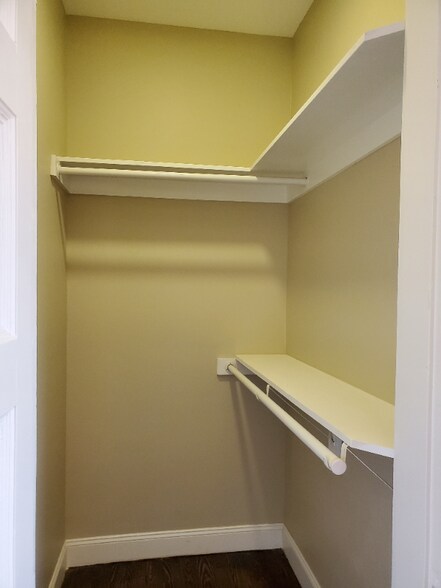 Building Photo - 987 Parsons Ave