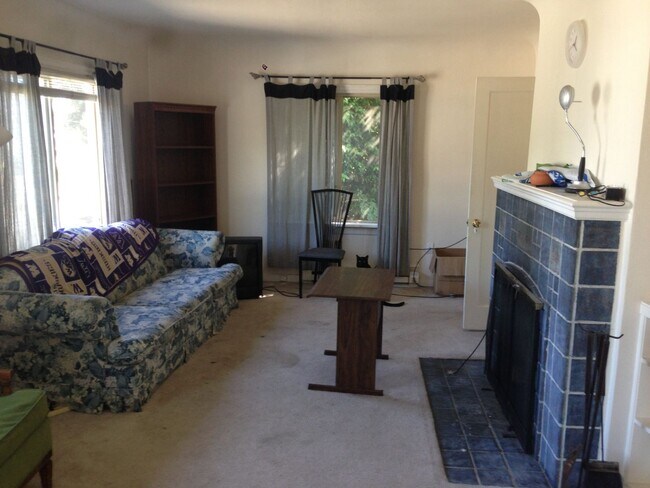 Building Photo - Nice 6 bed/2baths-2 kitchens and 2 set washer/dryer house for rent.