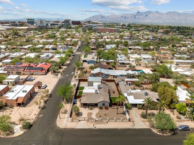 Building Photo - Gorgeous home near UA
