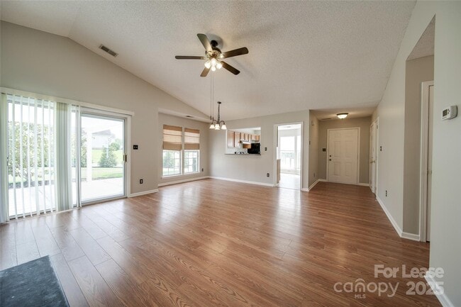 Building Photo - 120 Lantana Dr