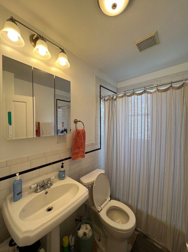 Building Photo - Amazing 4 bed 2.5 bath in Cambridge....