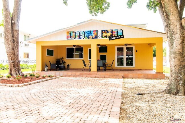 Building Photo - 985 SW 10th St