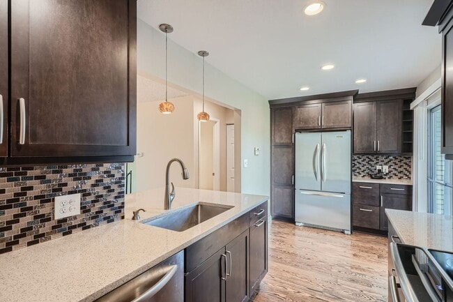 Building Photo - 4452 W Pondview Dr