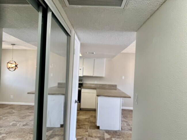 Building Photo - 2BR condo convenient location