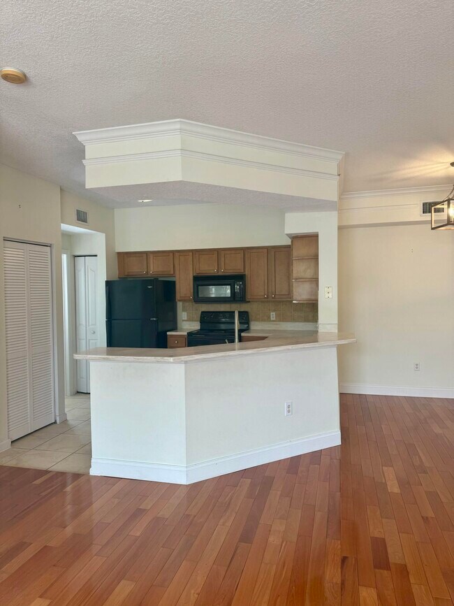 Building Photo - 3210 Myrtlewood Cir E