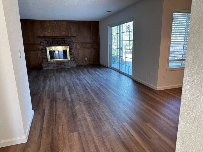 Building Photo - Mature dog considered. Nice home, convenient location off Placer & Wisconsin, Rdg.
