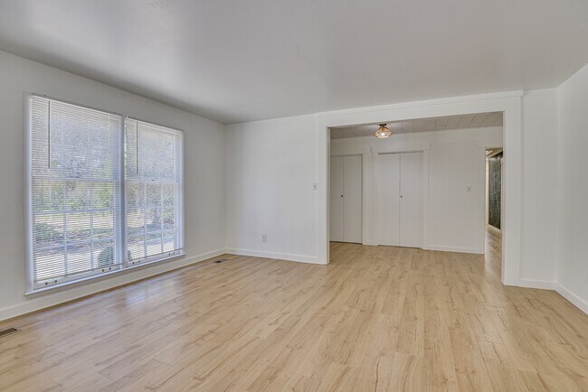 Building Photo - 3137 Edinburgh Dr