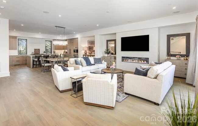 Building Photo - 616 Queens Rd