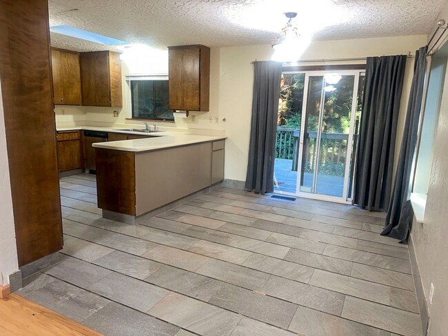 Building Photo - Pet-Friendly AMAZING Home Close To Town, Y...