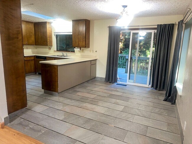 Building Photo - Pet-Friendly AMAZING Home Close To Town, Yet Private And Peaceful!