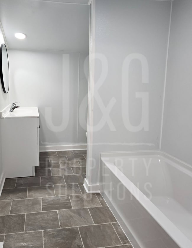 Building Photo - 3 Bedroom 1 Bath Row House