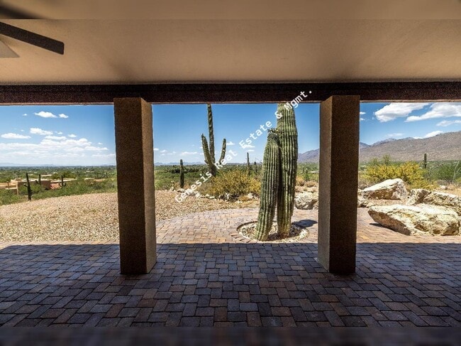 Building Photo - "Spacious Tucson Retreat with Granite Elegance and Cozy Fireplace – 4 Bed, 3.5 Bath Gem!"