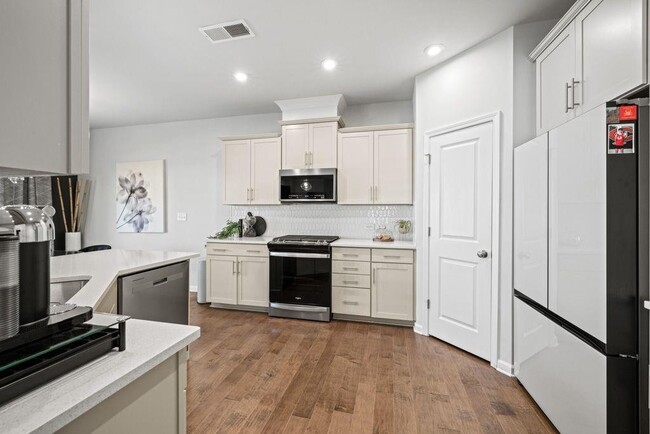 Building Photo - 2615 Quarterdeck Dr
