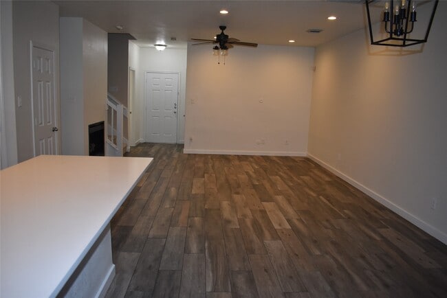 Building Photo - 16048 Limestone Lake Dr