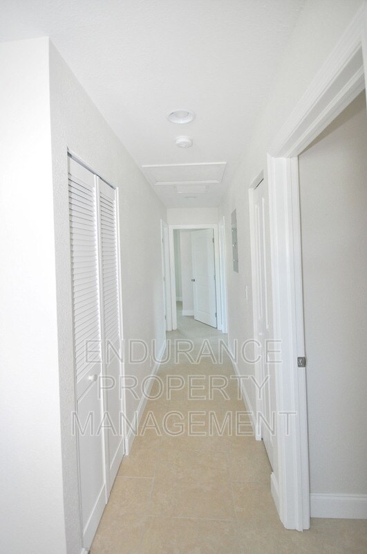 Building Photo - 1025 W 31st St