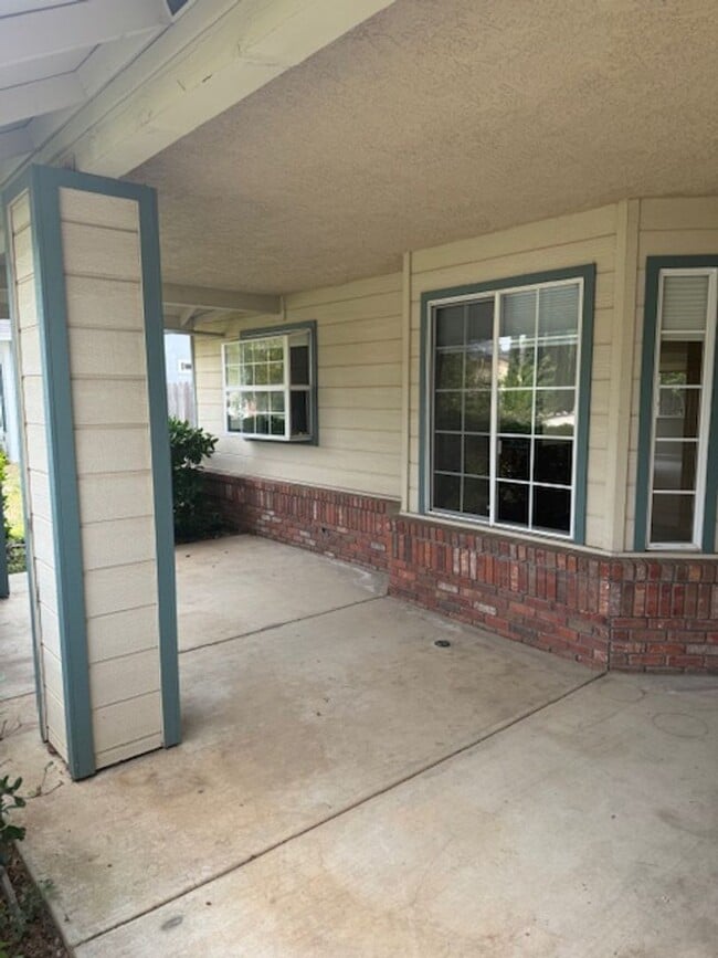 Building Photo - Home in Country Heights Subdivision Area w...
