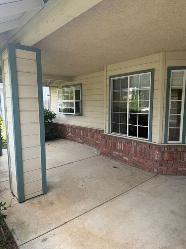 Building Photo - Home in Country Heights with Landscaping i...