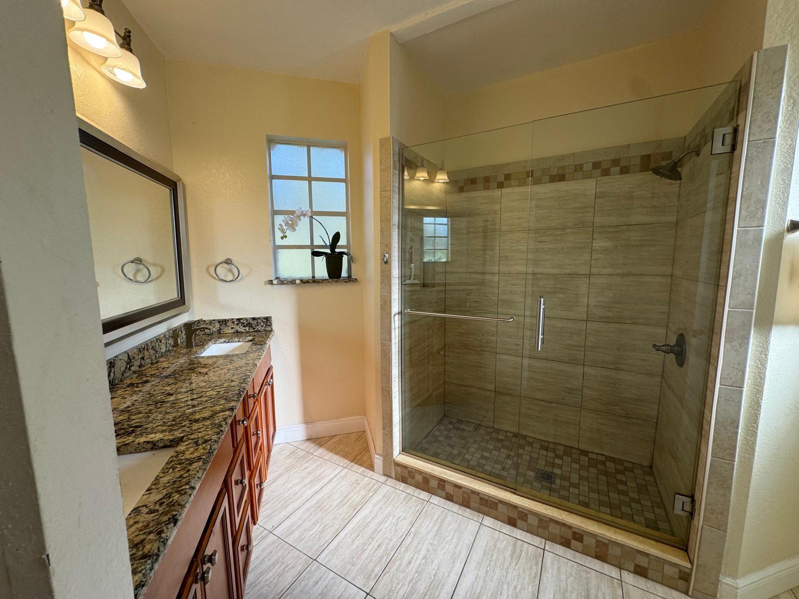 Master bathroom - 114 Vista Verdi Cir