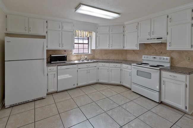 Building Photo - New Price!