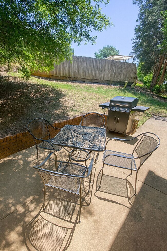 Building Photo - 8800 Nightingale Ln