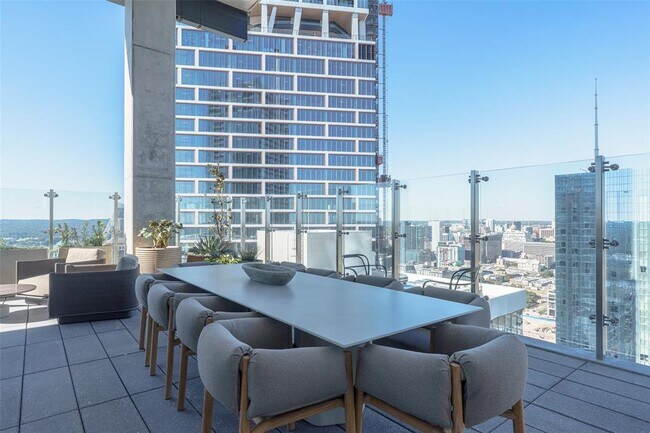 Building Photo - 610 Davis St