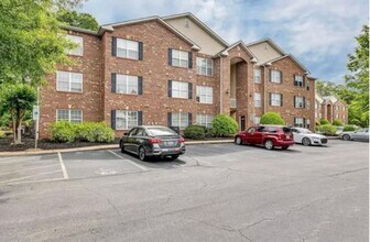 Building Photo - Wonderful updated 2 bedroom 2 bath condo on main level off Battleground ave in NW Greensboro