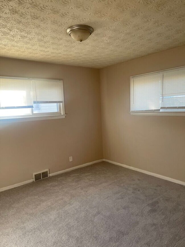 Building Photo - Charming ranch in wonderful neighborhood