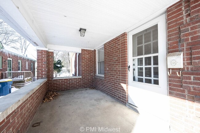 Building Photo - "Charming 3-Bedroom Retreat with Hardwood ...