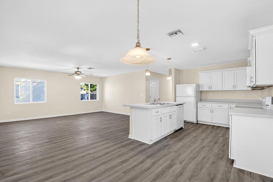 Building Photo - 857 W 3rd St