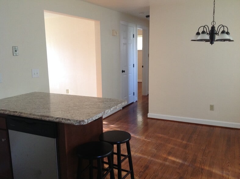 Building Photo - 563 Hickory Dr