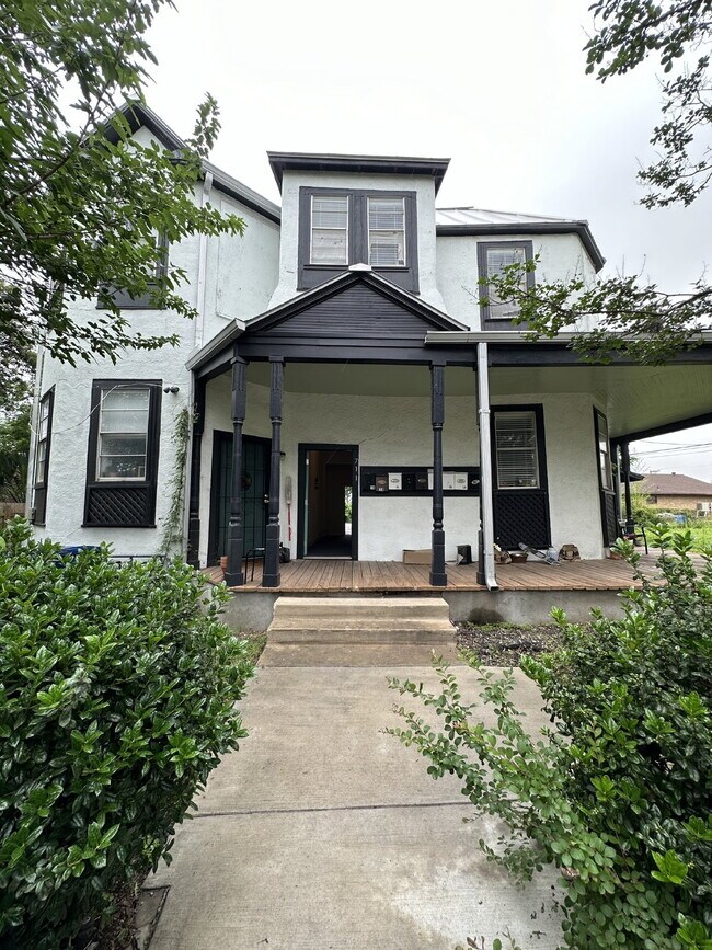 Primary Photo - 711 E Carson St