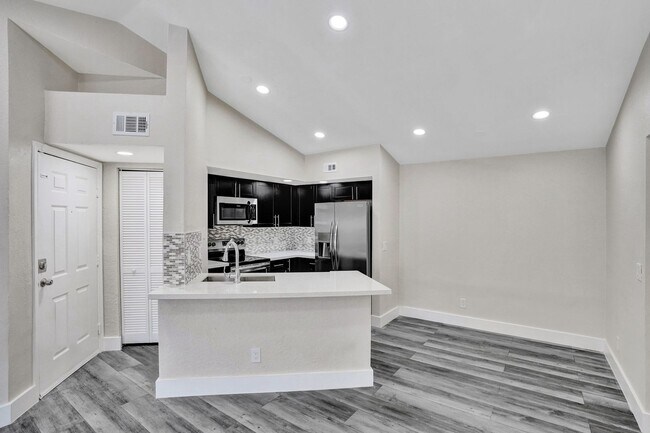 Building Photo - 2BED/1BATH renovated apartment ready to MO...