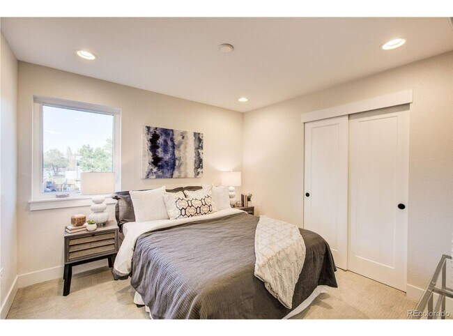 Building Photo - Available Now -  Unbelievable 2 Bed with R...