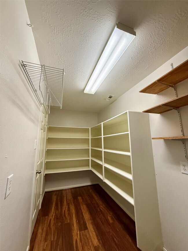 Building Photo - 6931 Echo Pines Dr