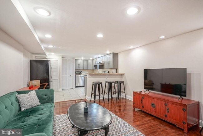 Building Photo - 522 Montrose St