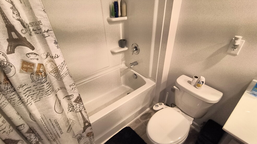 Shared bath - 147 Highgrove Way