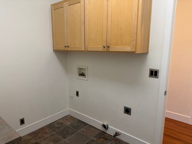 Building Photo - Beautiful 3 bedroom 2.5 bathroom house in a great neighborhood!