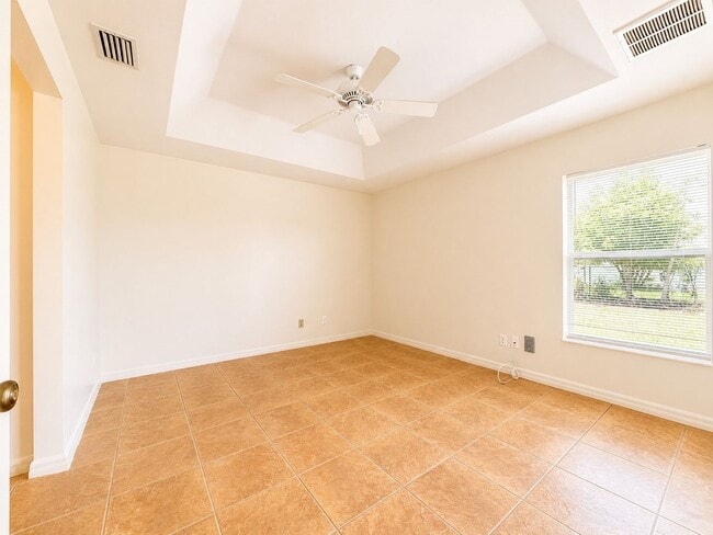 Building Photo - 509 NE 24th Pl