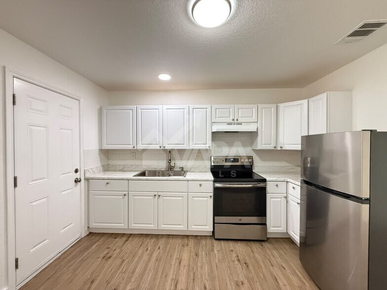 Building Photo - 4847 Featherock Dr