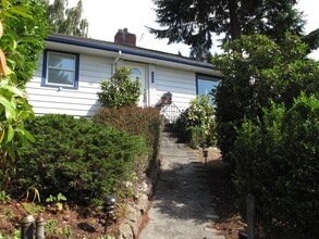Building Photo - Move-In Special! Queen Anne Craftsman Home