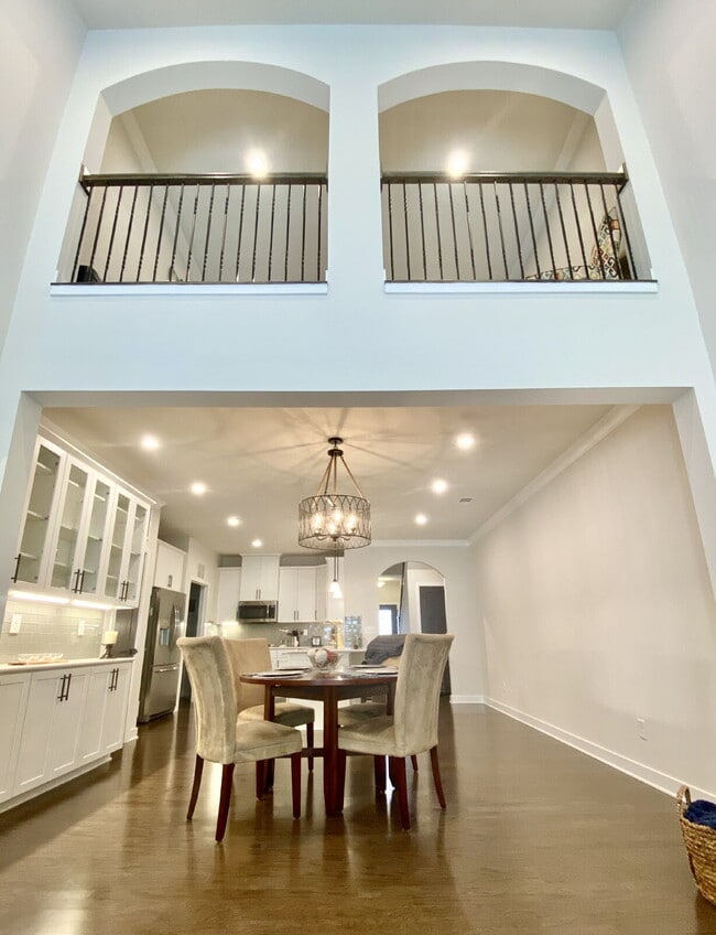 Building Photo - GORGEOUS TOWNHOME IN SOUTH PARK