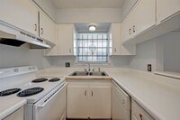 Building Photo - 7714 Renwick Dr