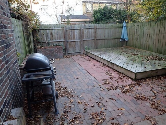 Building Photo - 834 N Buckingham Ct