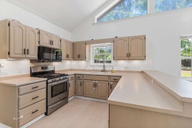 Building Photo - 200 Hermitage Dr