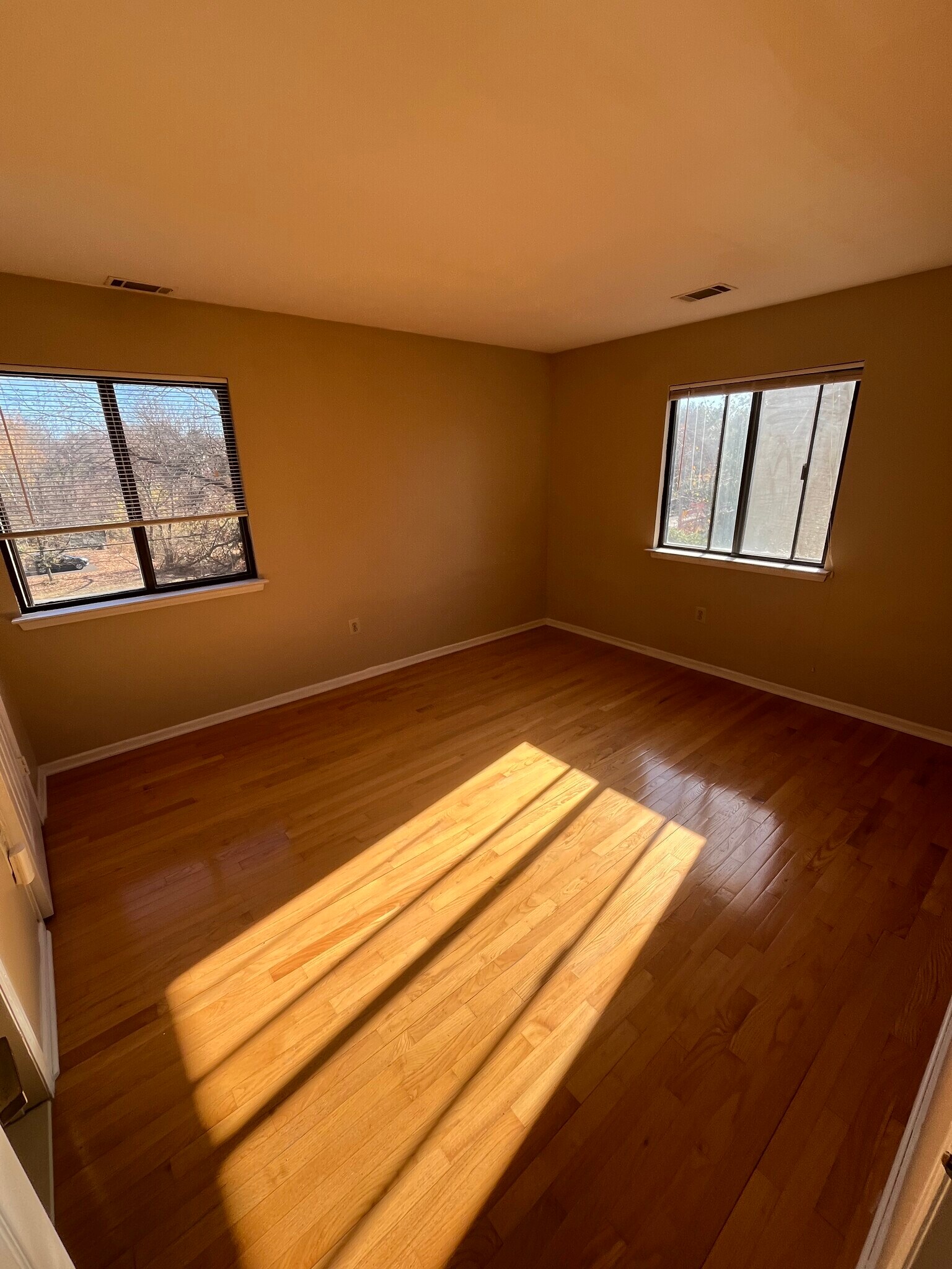 Building Photo - 216 Hickory Ct