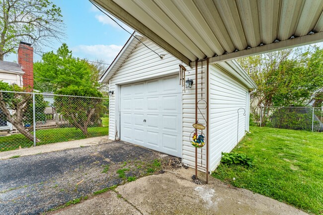 Building Photo - Remodeled 2 bedroom with off street parkin...