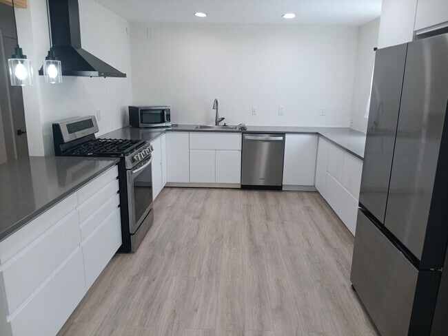 Building Photo - 3 Bedroom, 1 Bathroom Home! Schedule a Showing Soon!