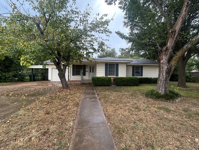 Building Photo - Cute McGregor 3 Bed