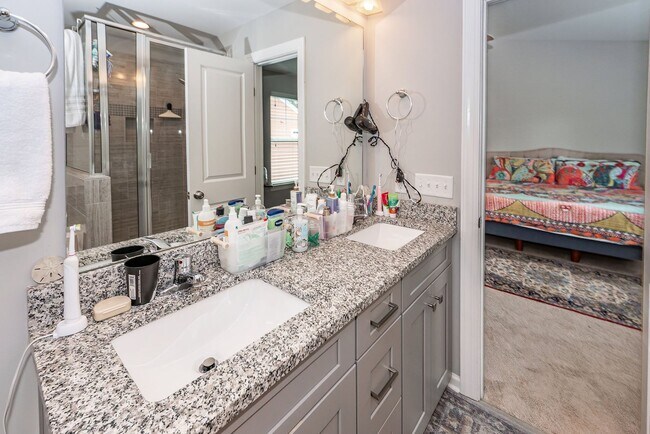 Building Photo - 3 Bedroom 2.5 Bath Single Family Home in F...